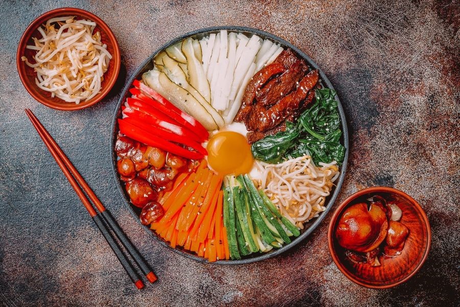 Bibimbap hay còn gọi là cơm trộn Hàn Quốc, là một món ăn vô cùng hấp dẫn