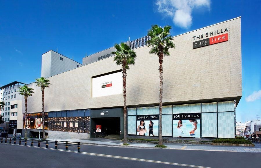 Các mặt hàng ở Shilla Duty Free đa phần đều được bán với mức giá khuyến mãi cực kỳ hấp dẫn.