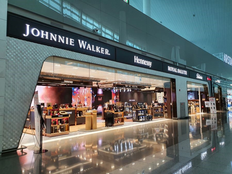 Ở sân bay có rất nhiều các cửa hàng miễn thuế cung cấp nhiều mặt hàng khác nhau