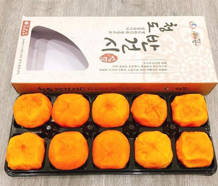 Hồng Hàn Quốc được sấy theo cách tự nhiên tạo nên độ dẻo vô cùng đặc biệt.