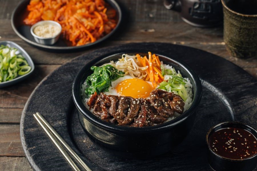 Bibimbap hay còn gọi là cơm trộn Hàn Quốc, là một món ăn vô cùng hấp dẫn