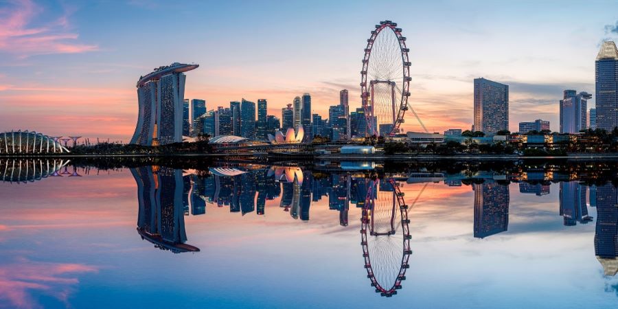Singapore toạ lạc ở mũi phía Nam của bán đảo Malaysia