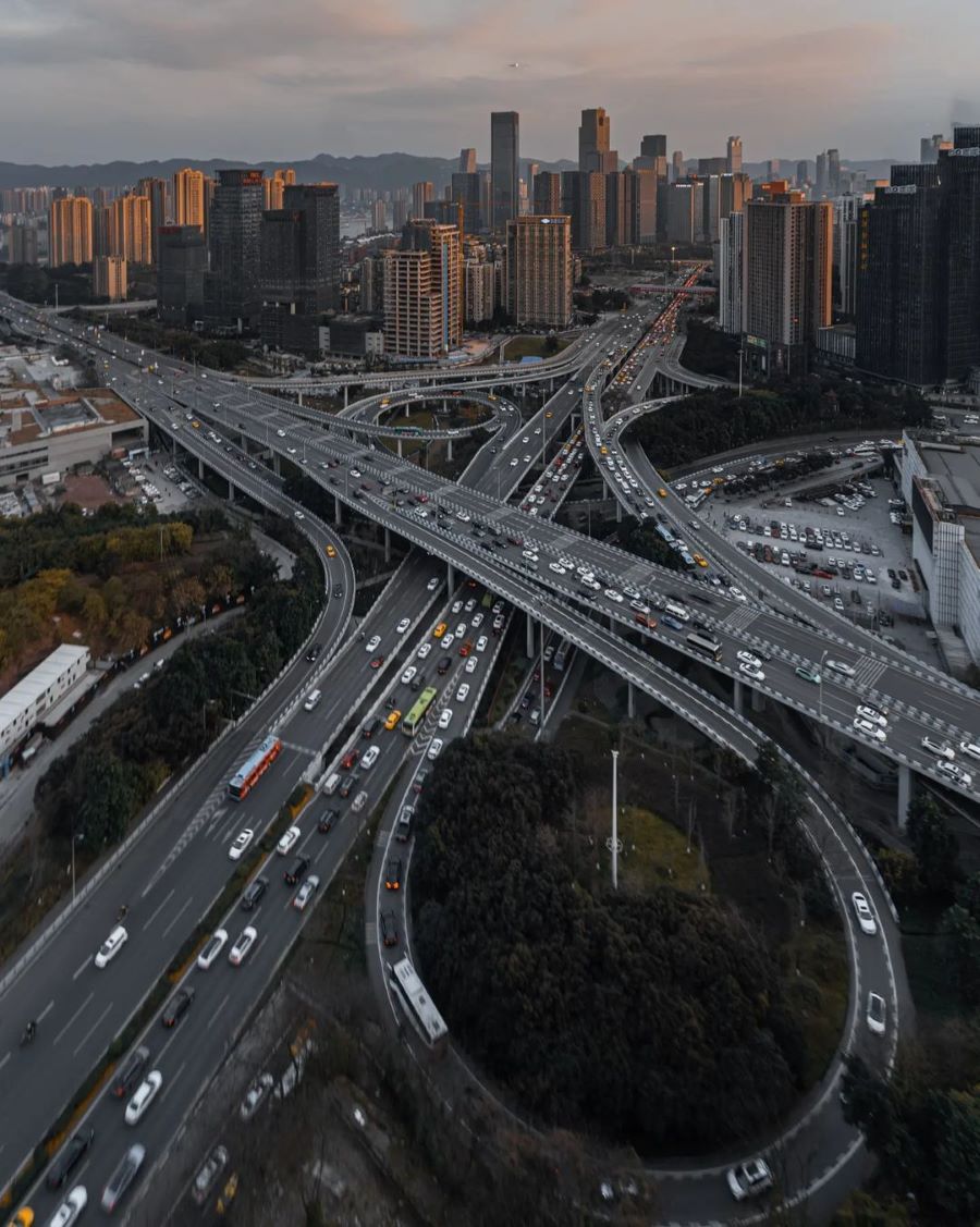 Trùng Khánh không chỉ thu hút du khách bởi vẻ đẹp lãng mạn mà còn bởi hệ thống giao thông vô cùng độc đáo