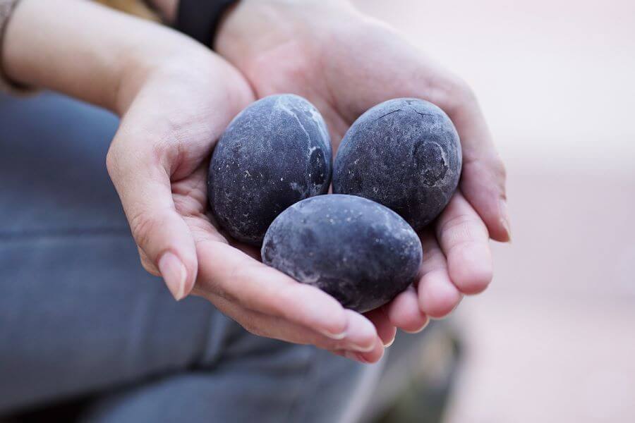 Thay vì lớp vỏ trắng ngà hay màu nâu nhạt quen thuộc, Kuro Tamago sở hữu một màu đen tuyền, huyền bí và đầy ấn tượng