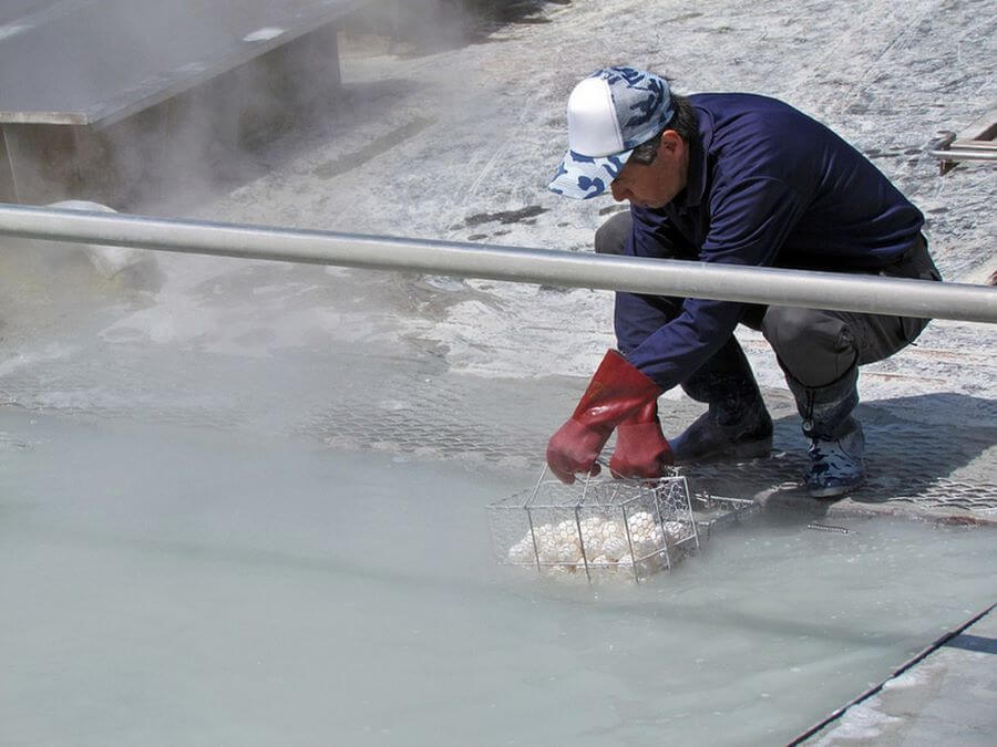 Quá trình chế biến Kuro Tamago không chỉ là luộc trứng thông thường mà là một quy trình kỳ công