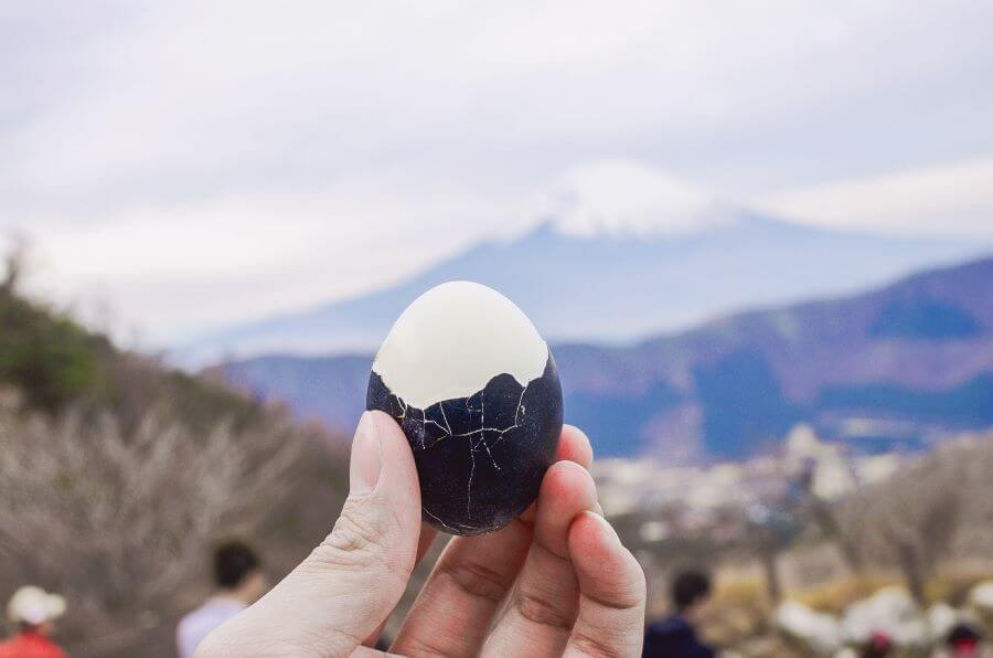 Thưởng thức Kuro Tamago không chỉ là một trải nghiệm ẩm thực mà còn là một phần của văn hóa và tín ngưỡng địa phương