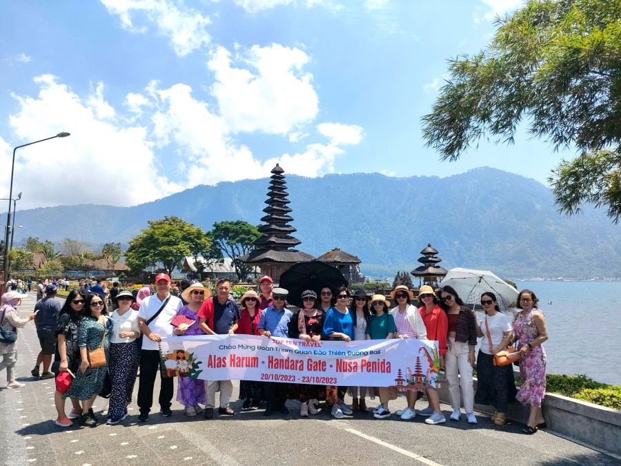 Đoàn khách tham gia tour Bali cùng Top Ten Travel