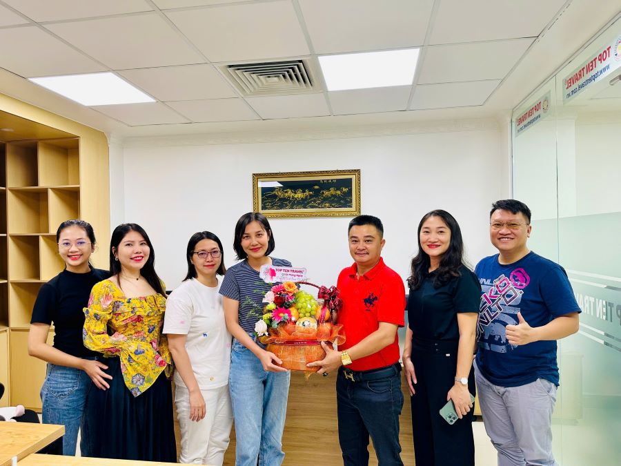 Ông Dương Bá Hưng trao tặng quà cho Phòng Kinh Doanh Tour Khách Đoàn