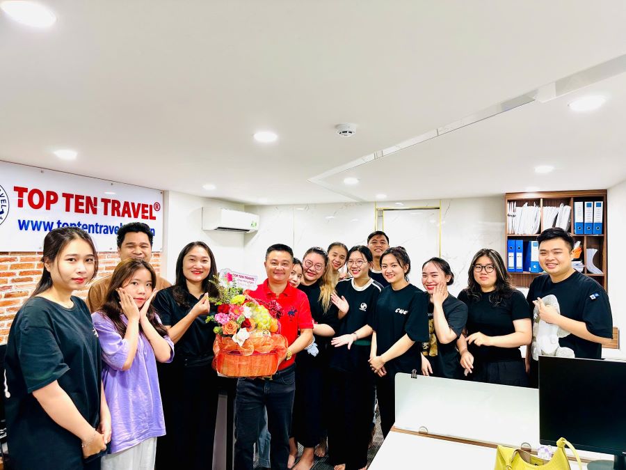 Ông Dương Bá Hưng trao tặng quà cho Phòng Điều Hành Tour