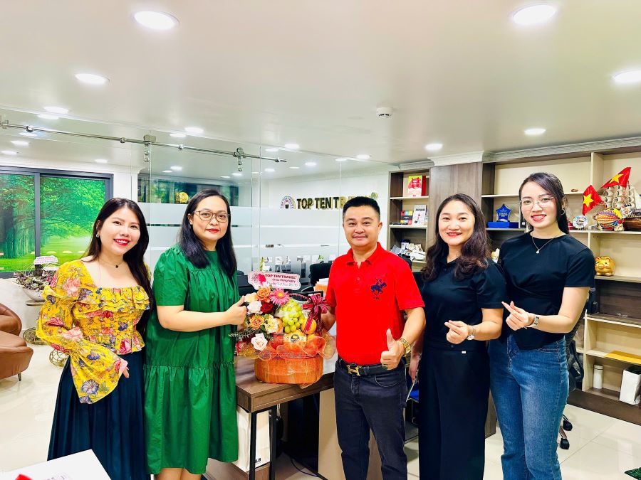 Ông Dương Bá Hưng trao tặng quà cho Phòng Đại Lý Sản Phẩm