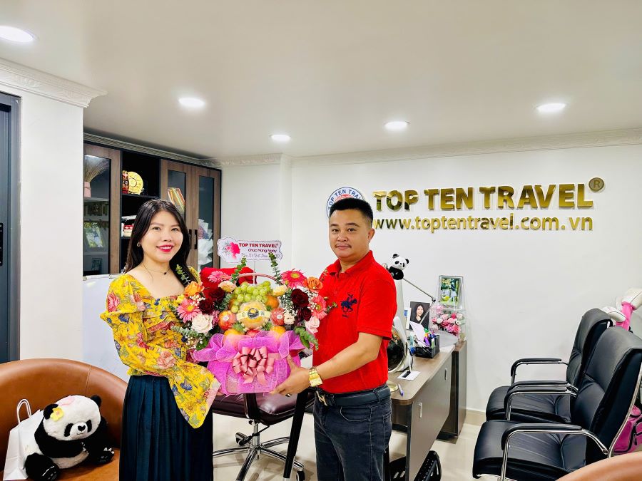Ông Dương Bá Hưng đại diện Công Ty trao quà cho Bà Hoàng Nhi - Giám Đốc Kinh Doanh Top Ten Travel