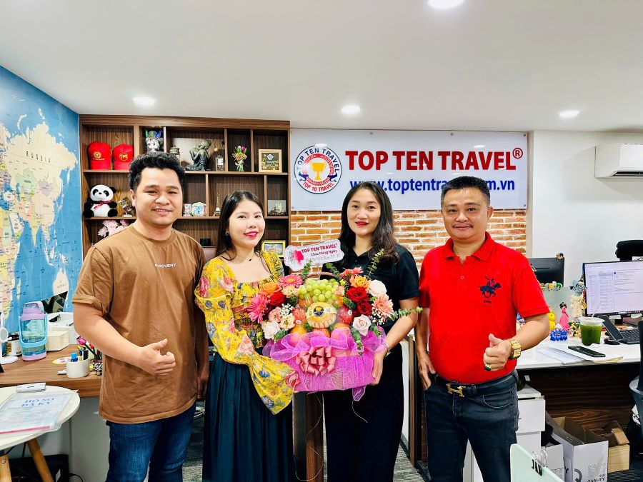 Ông Dương Bá Hưng trao quà tặng nhân ngày 20/10 cho Bà Phạm Thị Thu Hằng - Phó Giám Đốc Điều Hành Tour