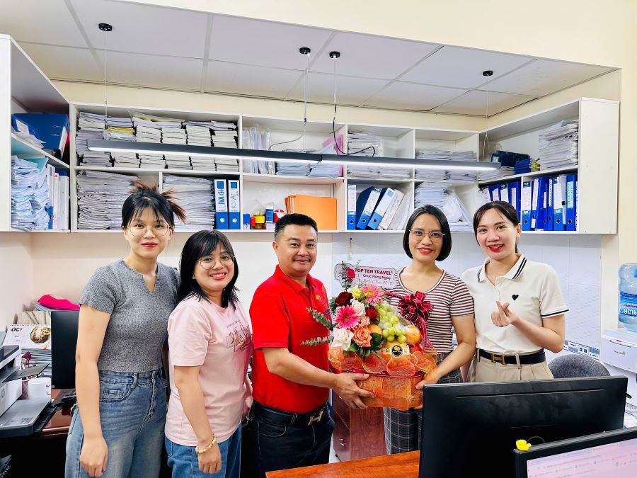 Ông Dương Bá Hưng trao tặng quà cho Phòng Kế Toán