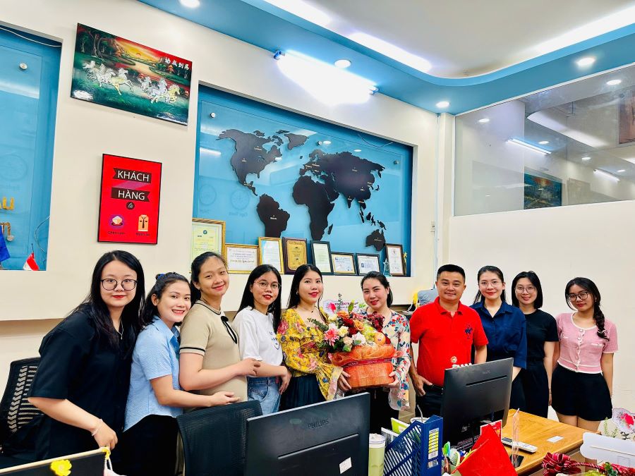 Ông Dương Bá Hưng trao tặng quà cho Phòng Kinh Doanh Tour Đông Nam Á