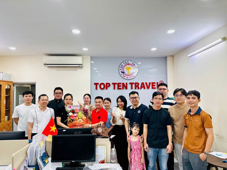 Ông Dương Bá Hưng trao tặng quà cho Phòng Kinh Doanh Visa