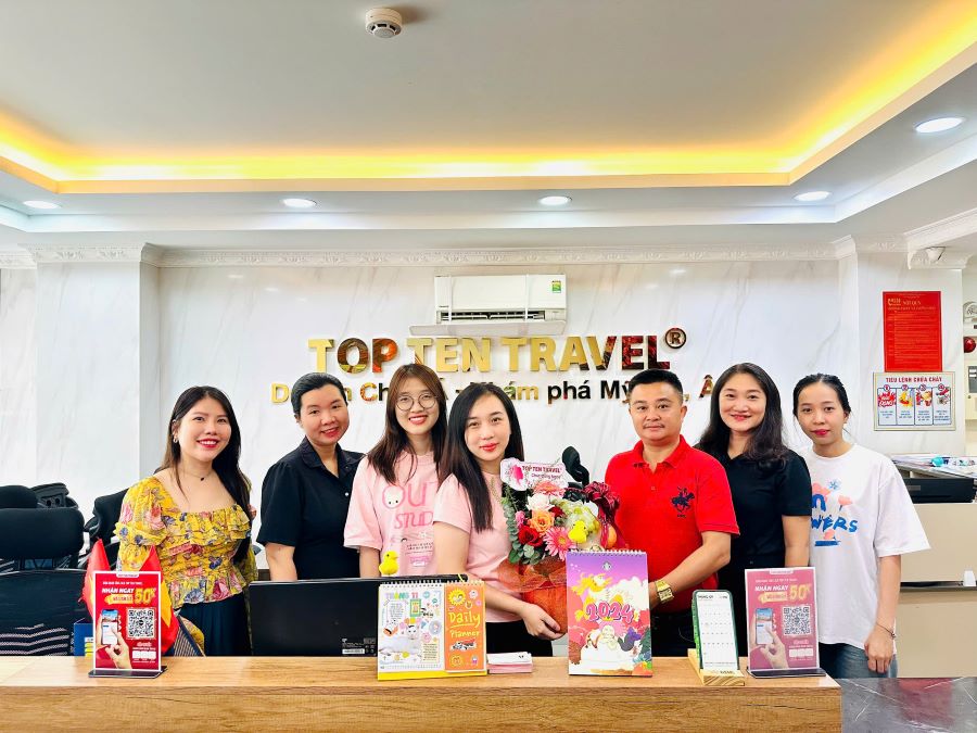 Ông Dương Bá Hưng trao tặng quà cho Phòng Kinh Doanh Tour Đài Loan - Ấn Độ