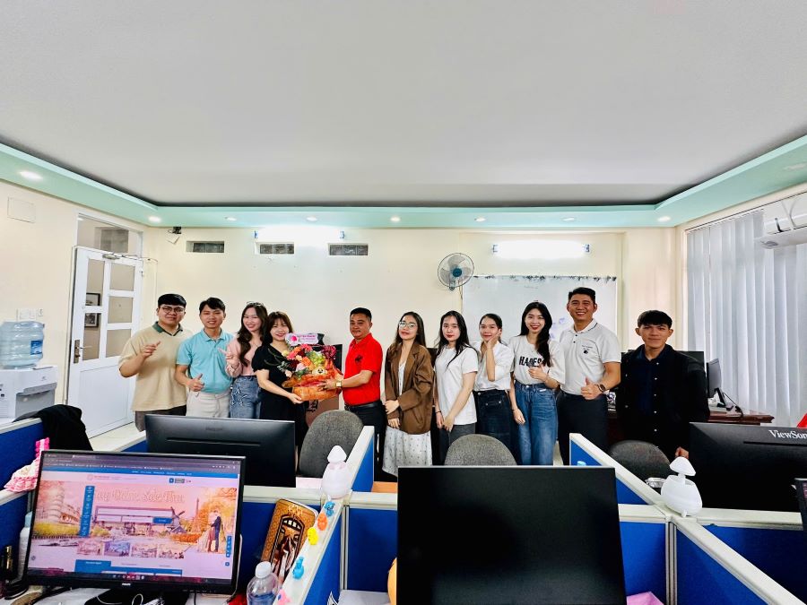 Ông Dương Bá Hưng trao tặng quà cho Phòng Marketting