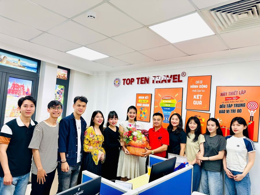 Ông Dương Bá Hưng trao tặng quà cho Phòng Kinh Doanh Tour Trung Quốc