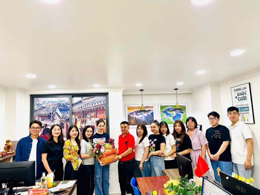 Ông Dương Bá Hưng trao tặng quà cho Phòng Kinh Doanh Tour Hàn Quốc