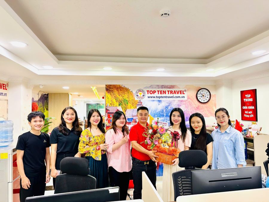 Ông Dương Bá Hưng trao tặng quà cho Phòng Kinh Doanh Tour Mỹ - Nga