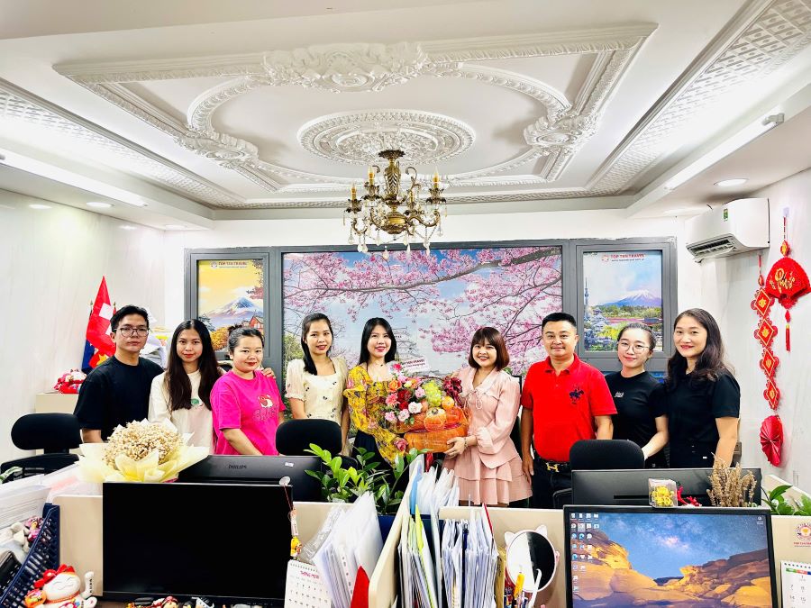 Ông Dương Bá Hưng trao tặng quà cho Phòng Kinh Doanh Tour Âu - Úc