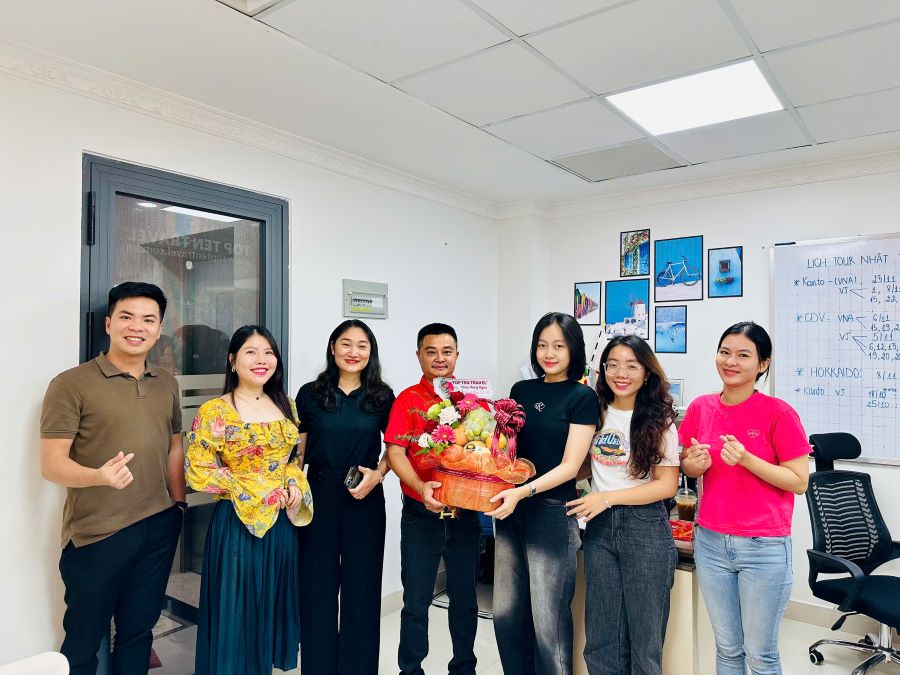 Ông Dương Bá Hưng trao tặng quà cho Phòng Kinh Doanh Tour Nhật Bản