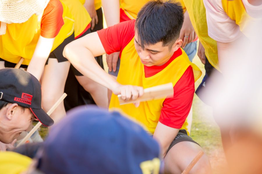 Đội vàng đang nỗ lực trong trò chơi truyền nước của mình