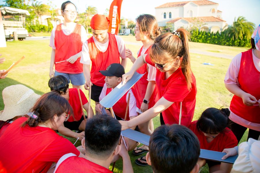 Các thành viên đội đỏ đang nỗ lực để hoàn thành phần thi của mình