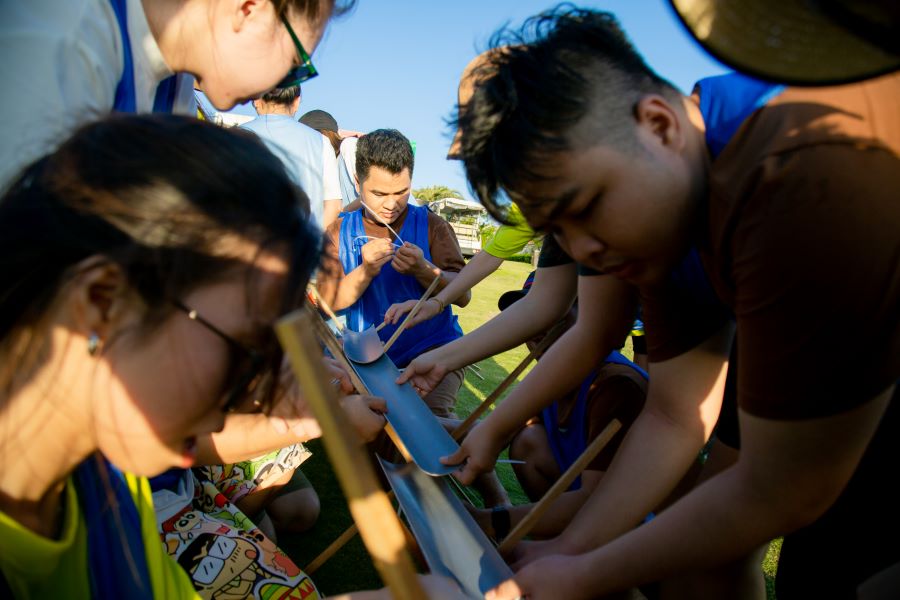 Đội xanh cũng đang gấp rút thực hiện những công đoạn cuối để kết thúc phần thi