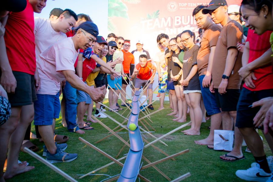 Đại gia đình Top Ten đang hồi hộp theo dõi từng quả bóng đang lăn trên đường dẫn