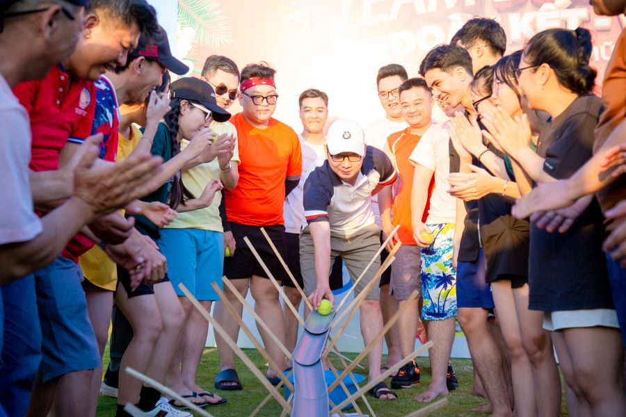 Ban Lãnh Đạo của Top Ten đang thả những chiếc bóng trên đường dẫn do chính đội ngũ nhân viên của mình tạo ra