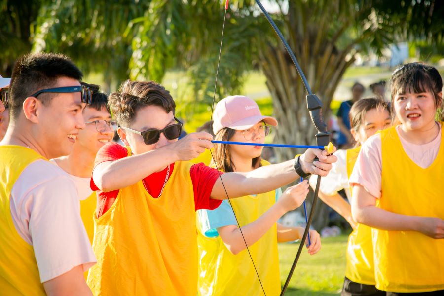 Các thành viên đội vàng đang tập trung trước phần bắn tên của đội mình