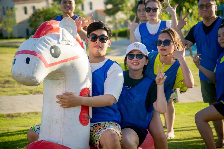 Đội xanh đang hào hứng trước phần chơi cưỡi ngựa bắn cung