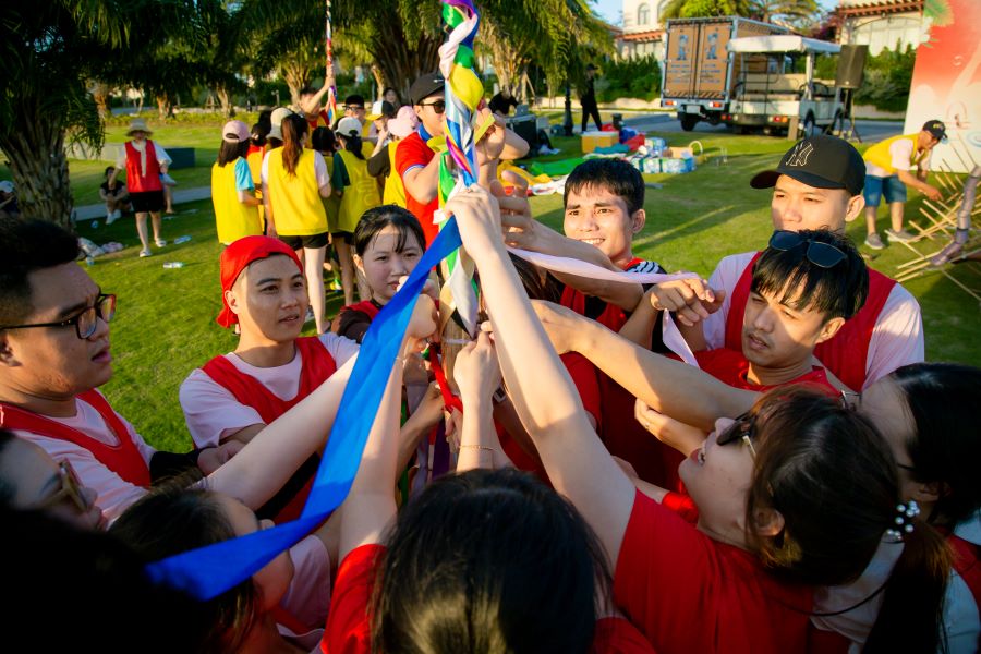 Các thành viên đội đỏ đang tập trung và nỗ lực để hoàn thành trò chơi gỡ rối của mình