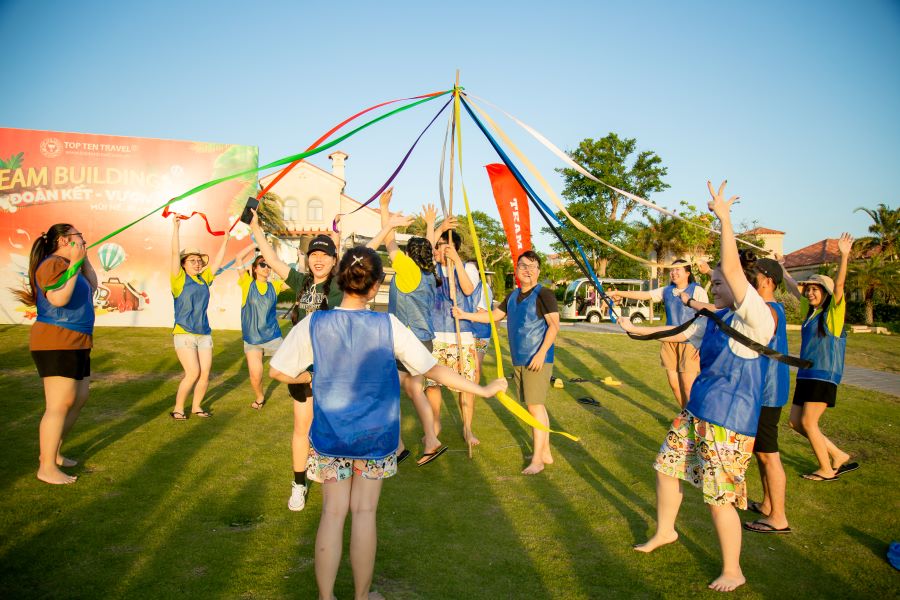 Sự hào hứng của các thành viên đội xanh khi đã sớm hoàn thành trò chơi trước các đội bạn