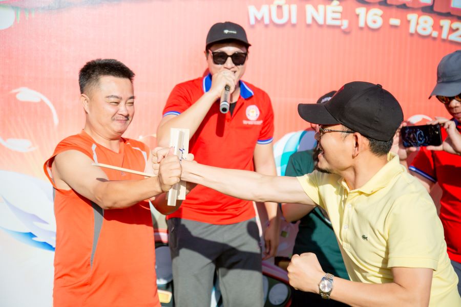 Ban Lãnh Đạo công ty đại diện tham gia trước trò đập bảng bằng tay