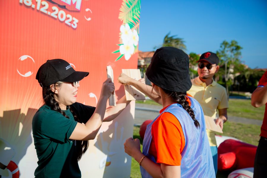 “Cô gái nhỏ nhắn” của đội xanh nhạt đang tham gia phần thi của đội mình