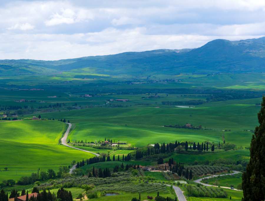 Thung lũng Val d'Orcia nổi tiếng với phong cảnh tuyệt đẹp cùng các ngôi làng nhỏ quyến rũ