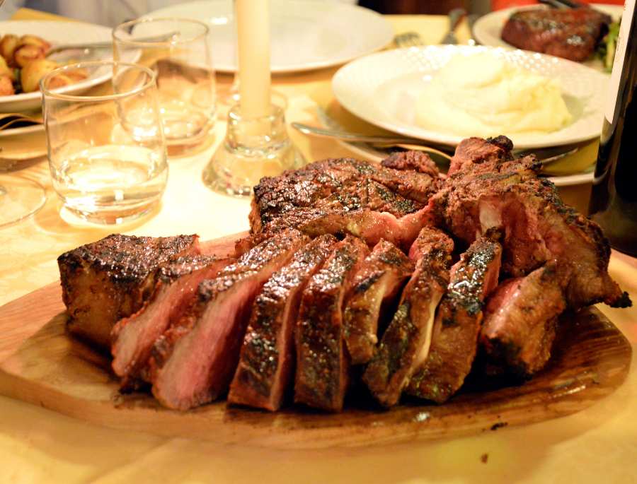 Bistecca alla Fiorentina là món bò bít tết truyền thống của Florenc