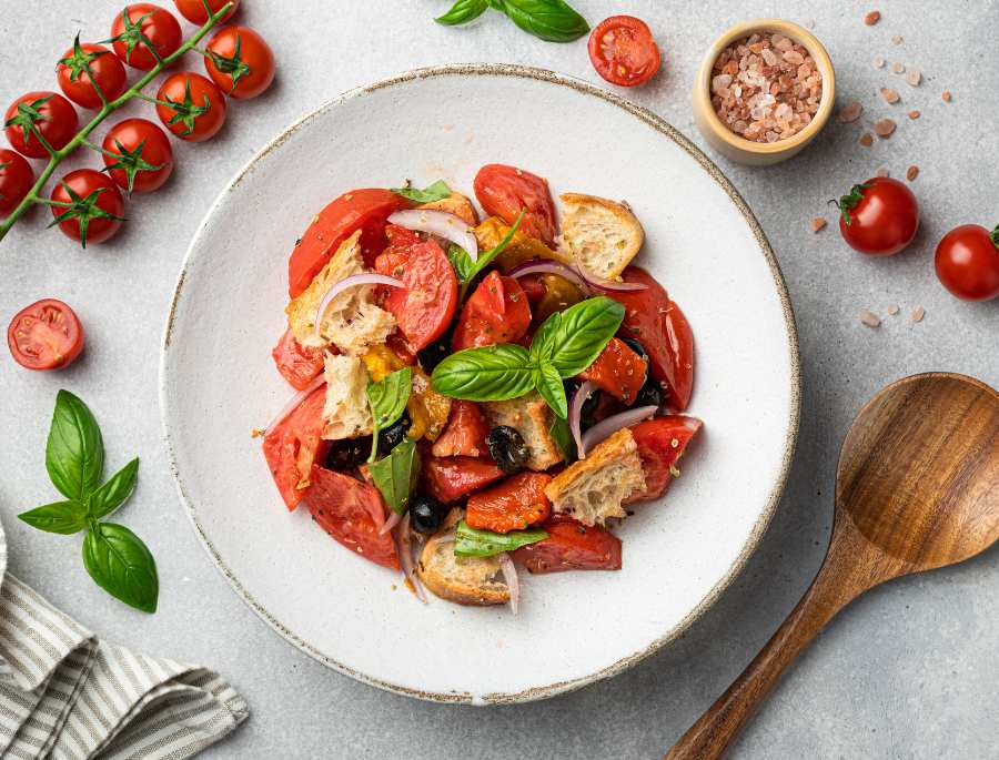 Panzanella là một món salad mùa hè đặc trưng của Tuscany