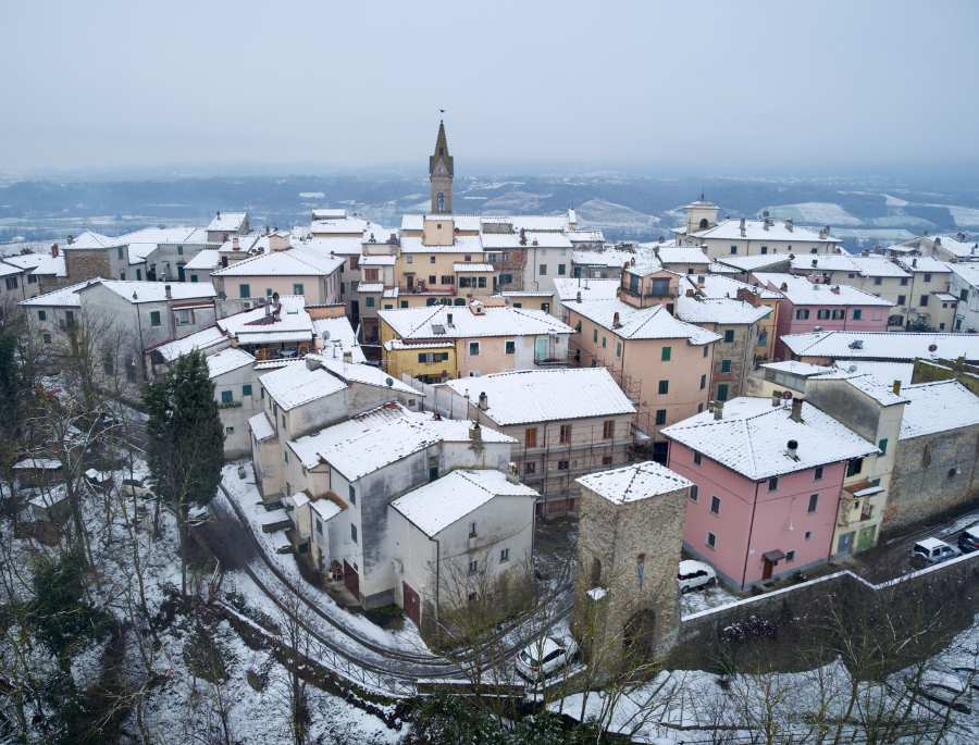 Khung cảnh phủ đầy tuyết trắng vào mùa đông tại Tuscany