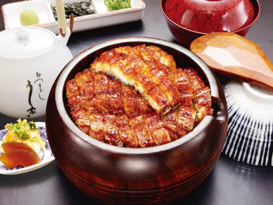 Unagi nướng sau khi được cắt thành từng miếng nhỏ sẽ được đặt lên trên một bát cơm nóng vô cùng hấp dẫn