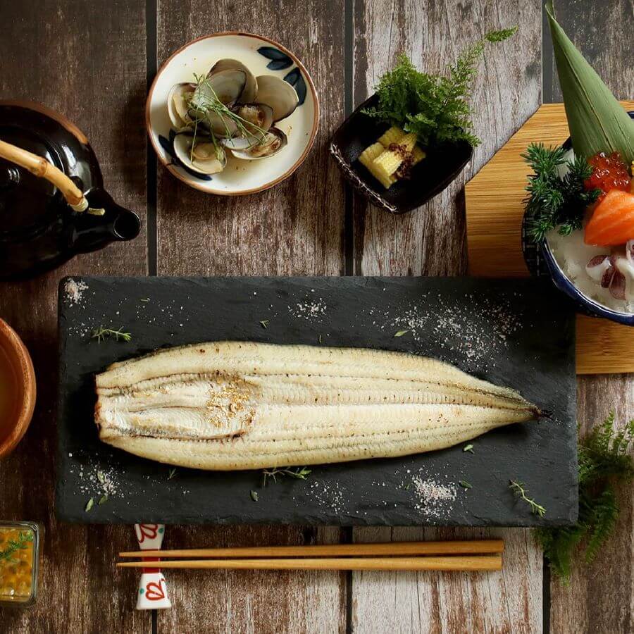 Khác với Kabayaki, lươn trong món Shirayaki chỉ được nướng trực tiếp trên than hoa với một chút muối để giữ độ ngọt tự nhiên