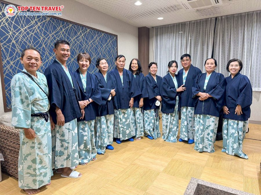 Đoàn khách Top Ten Travel trải nghiệm trang phục Yukata truyền thống