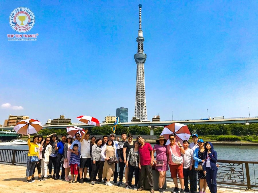Đoàn khách Top Ten Travel check-in cùng tòa tháp Tokyo Skytree nổi tiếng