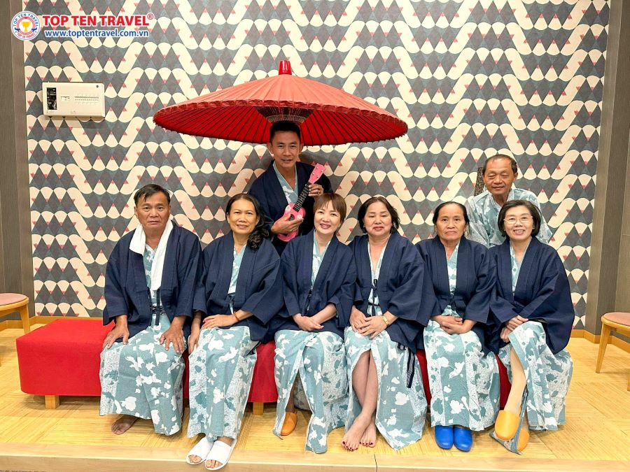 Đoàn khách Top Ten Travel trải nghiệm mặc Yukata truyền thống