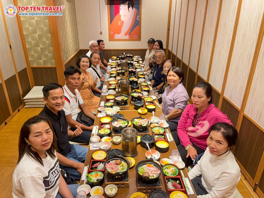 Đoàn khách Top Ten Travel thưởng thức ẩm thực đặc sắc xứ anh đào