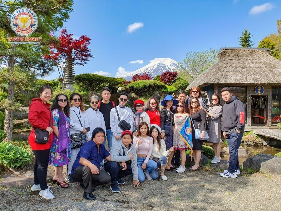 Đoàn khách Top Ten Travel check-in tại Làng cổ Oshino Hakkai