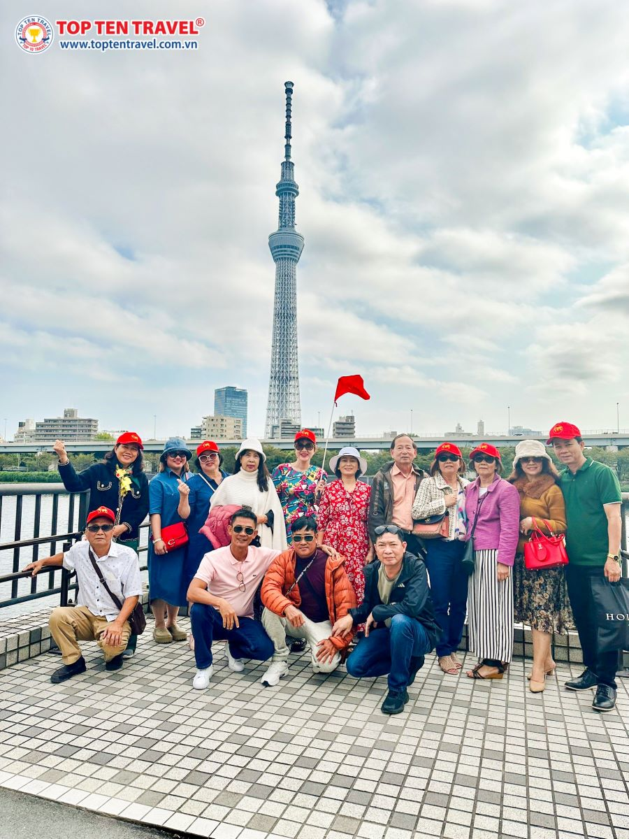 Đoàn khách Top Ten Travel check-in cùng tòa tháp Tokyo Skytree nổi tiếng