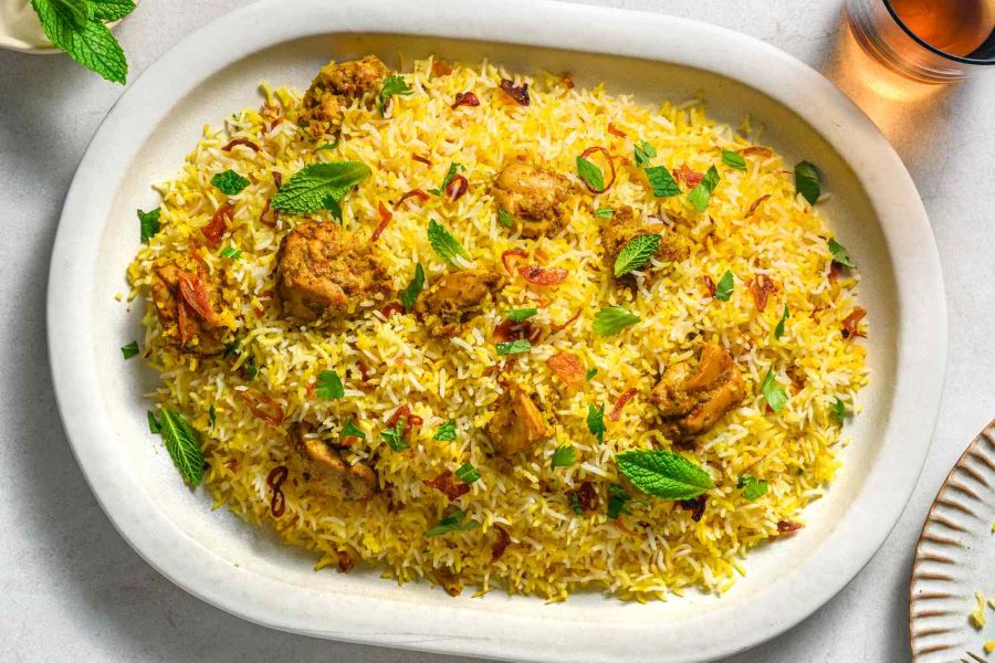 Cơm Biryani ăn cùng với nhiều loại thịt và rau củ khác nhau
